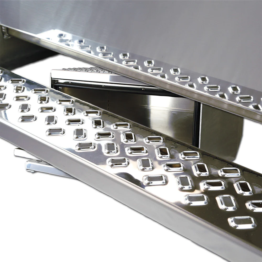 31" Cab Entry with Polished Aluminum Door - Image 3