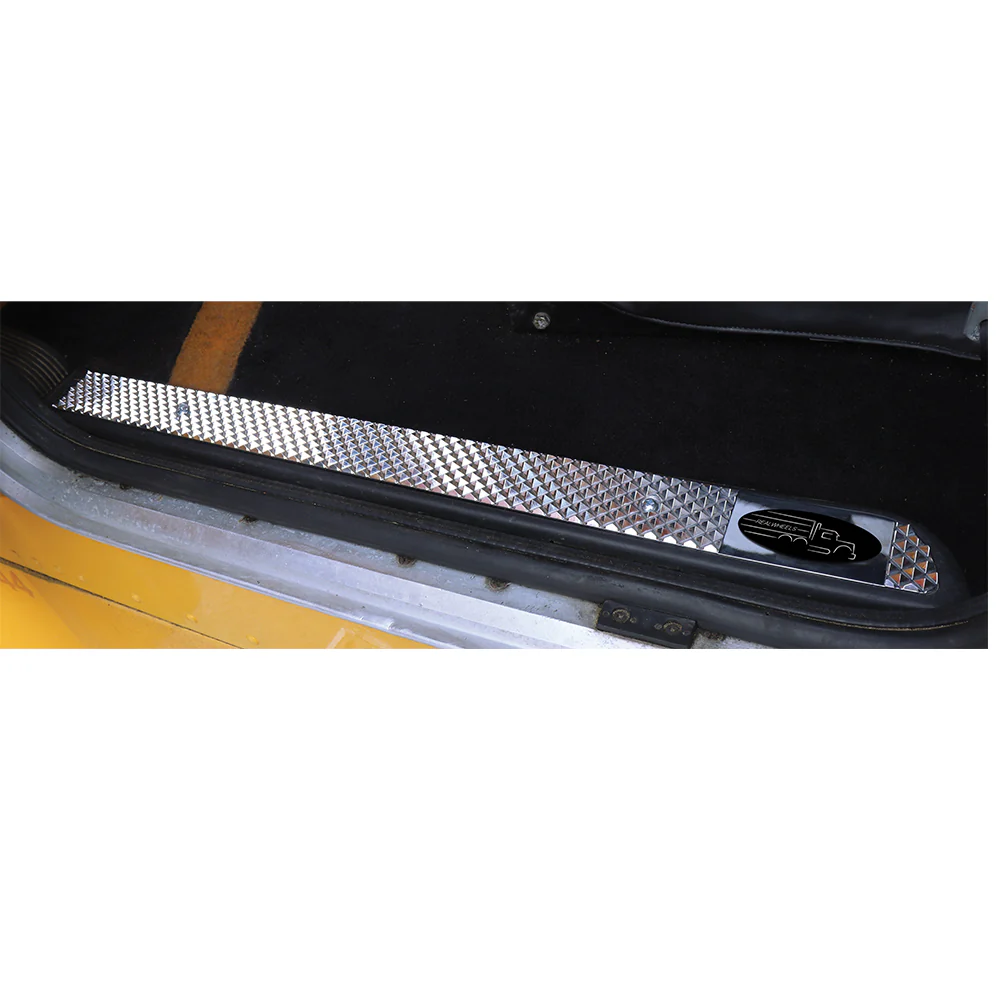 Peterbilt 379 Diamond Cut Billet Door Insert - Image 2